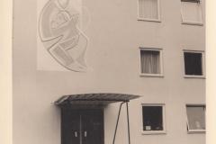 Haupteingang Verwaltung Anfang 1950er mit Sgraffito (Archiv Abeln)