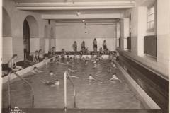 Schulknaben im Schwimmbad
