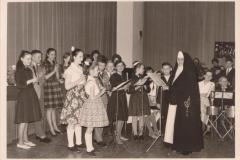 Großer Saal unter der Kirche für verschiedene Nutzungen. Hier Flötengruppe mit Sw. Amanzia, 1962.