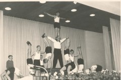 Großer Saal unter der Kirche für verschiedene Nutzungen. Hier Schulklasse mit einer Turndarbietung , 1962